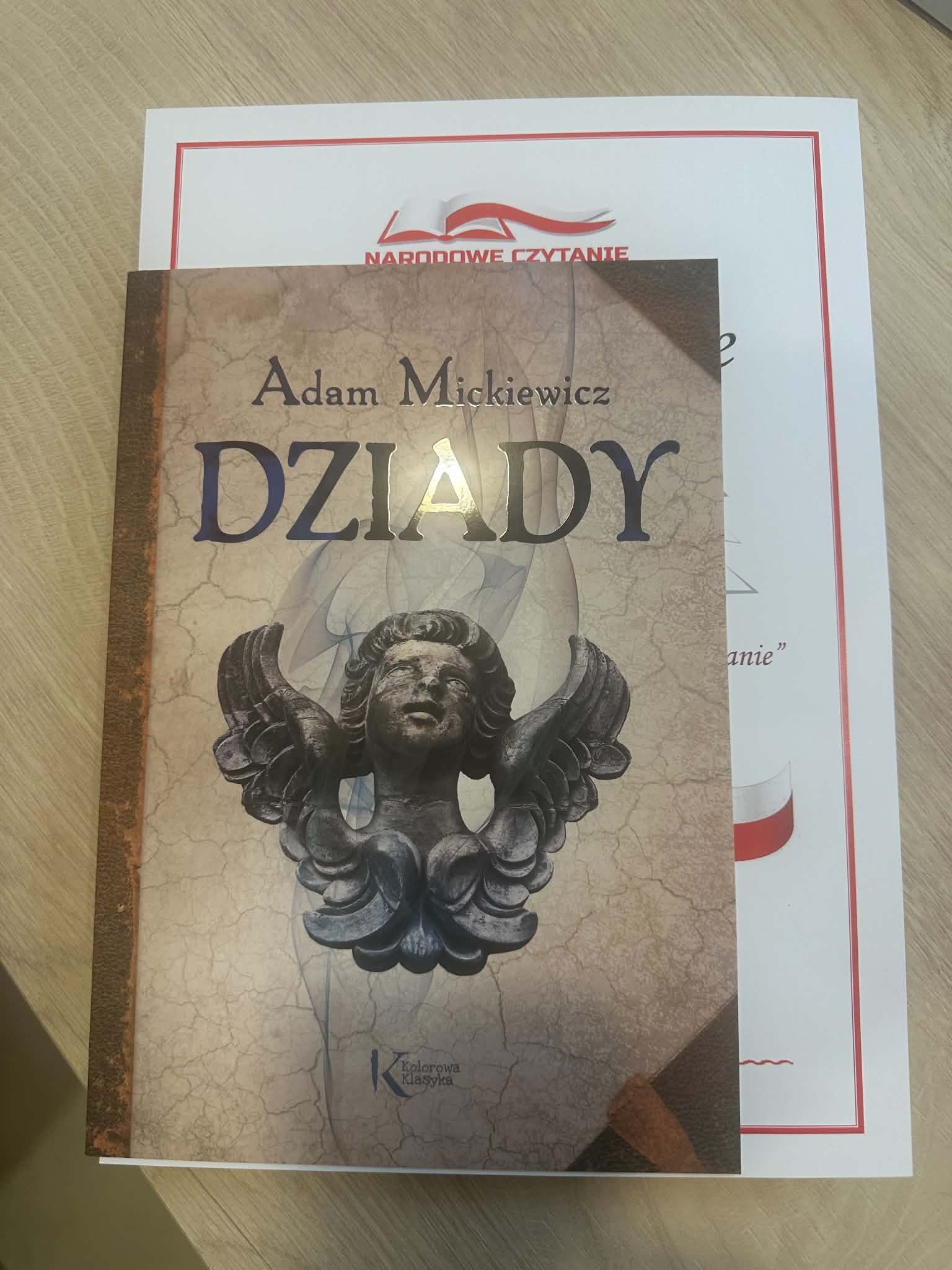 Egzemplarz „Dziadów” Adama Mickiewicza na pamiątkowym dyplomie Narodowego Czytania.