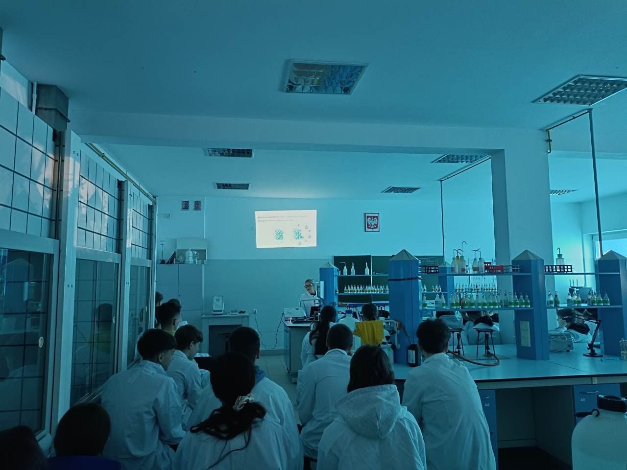 Uczestnicy warsztatów oglądają prezentację w laboratorium chemicznym Akademii Tarnowskiej.