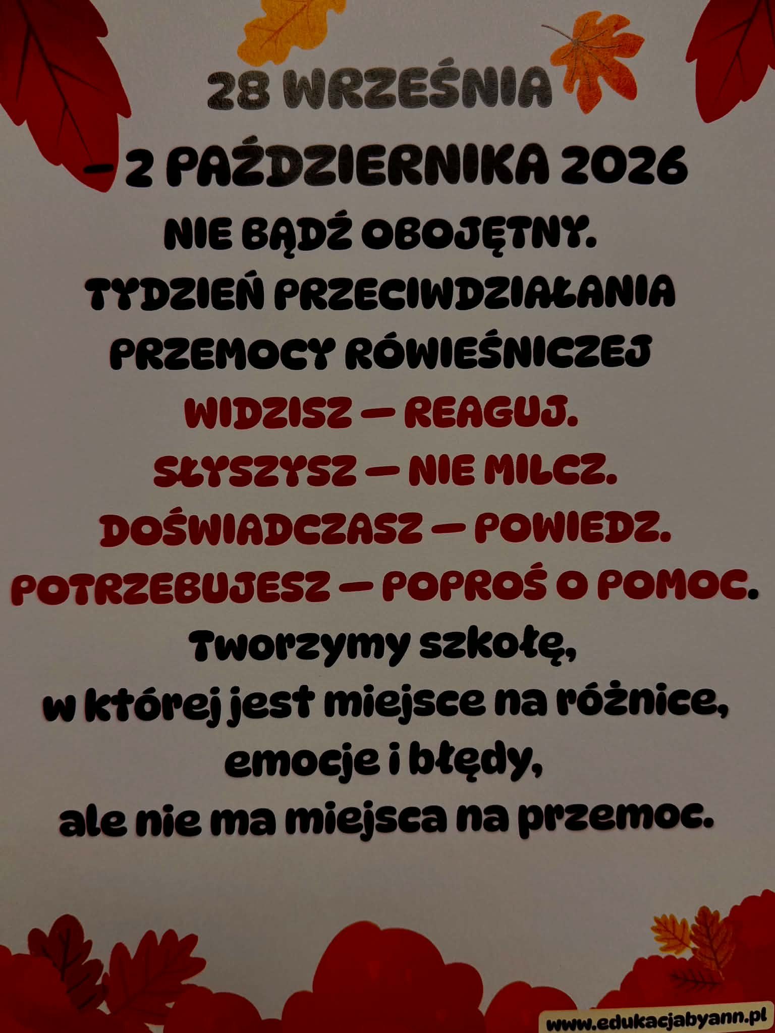 Plakat: Widzisz – reaguj. Słyszysz – nie milcz. Doświadczasz – powiedz. Potrzebujesz – poproś o pomoc. W szkole jest miejsce na różnice, emocje i błędy, ale nie na przemoc.