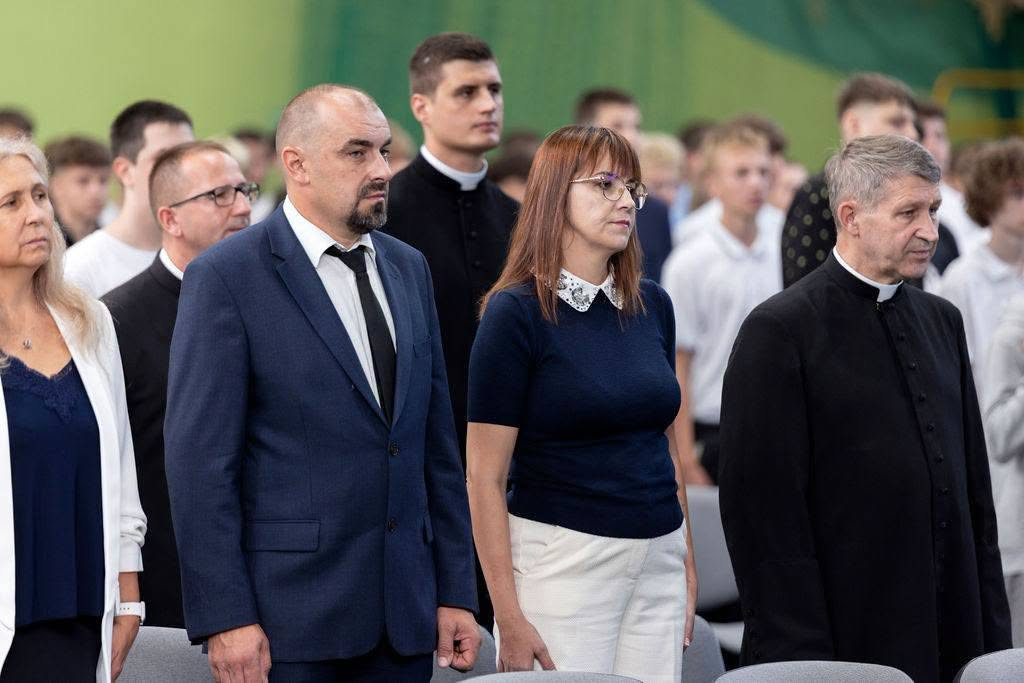 Zaproszeni goście i przedstawiciele społeczności szkoły podczas uroczystości.