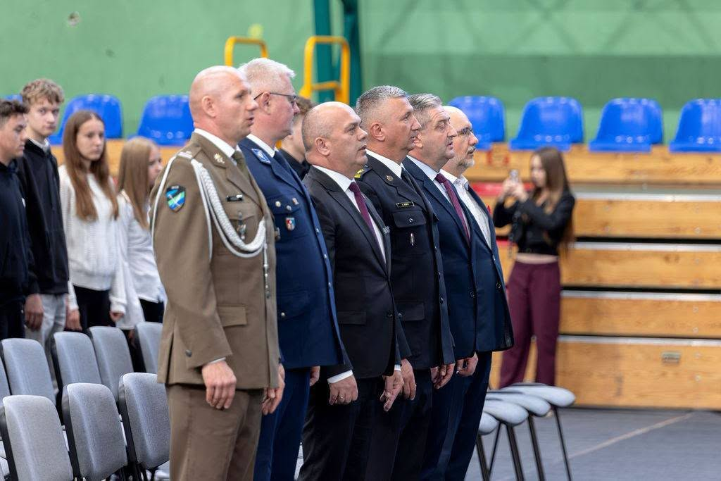 Zaproszeni goście podczas uroczystego rozpoczęcia roku szkolnego.