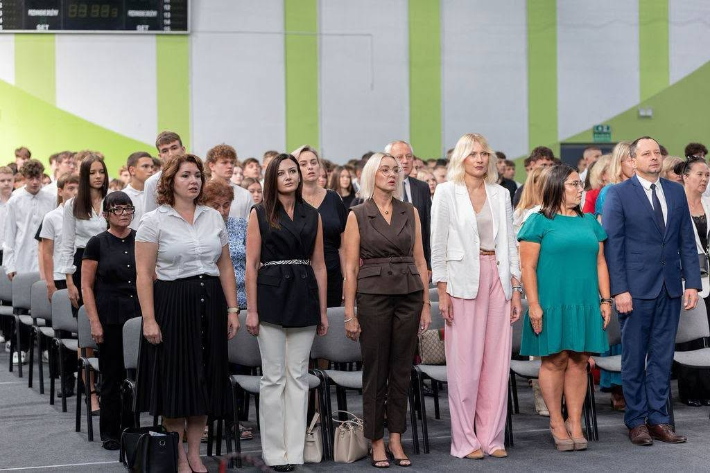 Nauczyciele i goście w pierwszym rzędzie podczas inauguracji roku szkolnego.