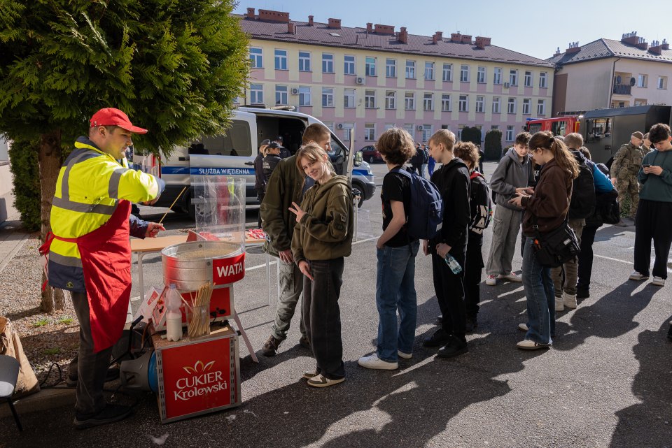 Kolejka odwiedzających do stanowiska z watą cukrową przed szkołą.