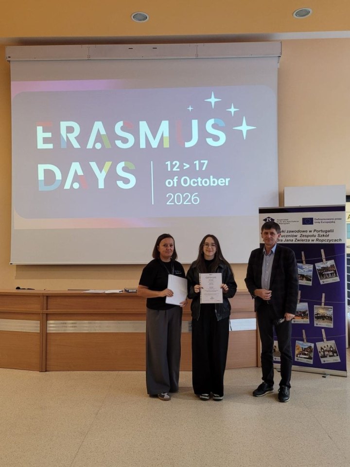 Wręczenie certyfikatu uczestnikowi lub uczestniczce zagranicznych praktyk zawodowych podczas Erasmus Days 2026 — ujęcie 6.