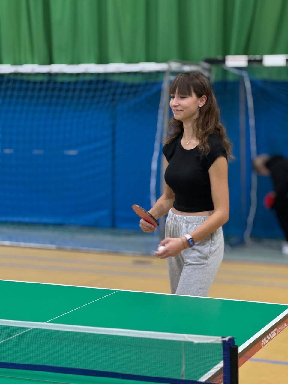 Uczestniczka turnieju przygotowuje się do rozpoczęcia wymiany.