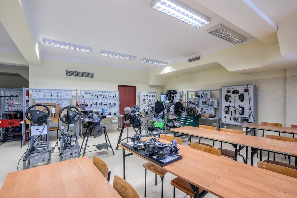 Pracownia WT2 — Diagnostyka i technika samochodowa, ujęcie 1.