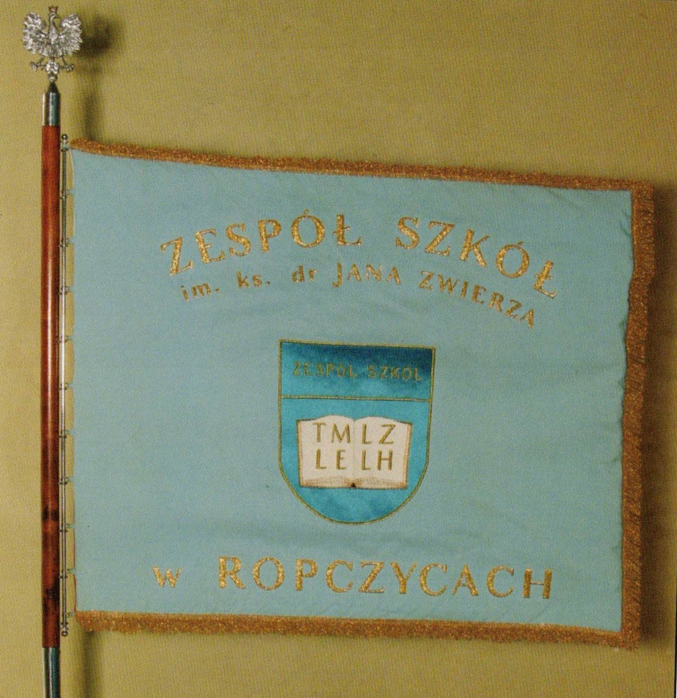 Sztandar z nazwą Zespołu Szkół imienia księdza doktora Jana Zwierza w Ropczycach.