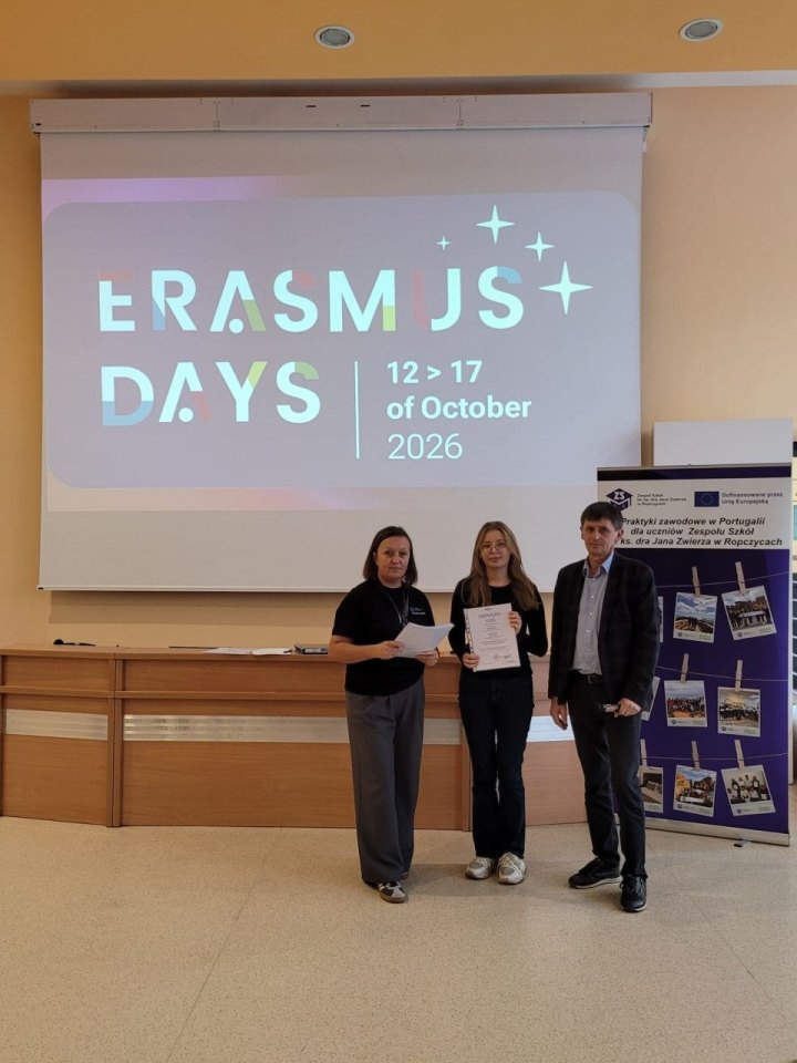 Wręczenie certyfikatu uczestnikowi lub uczestniczce zagranicznych praktyk zawodowych podczas Erasmus Days 2026 — ujęcie 9.