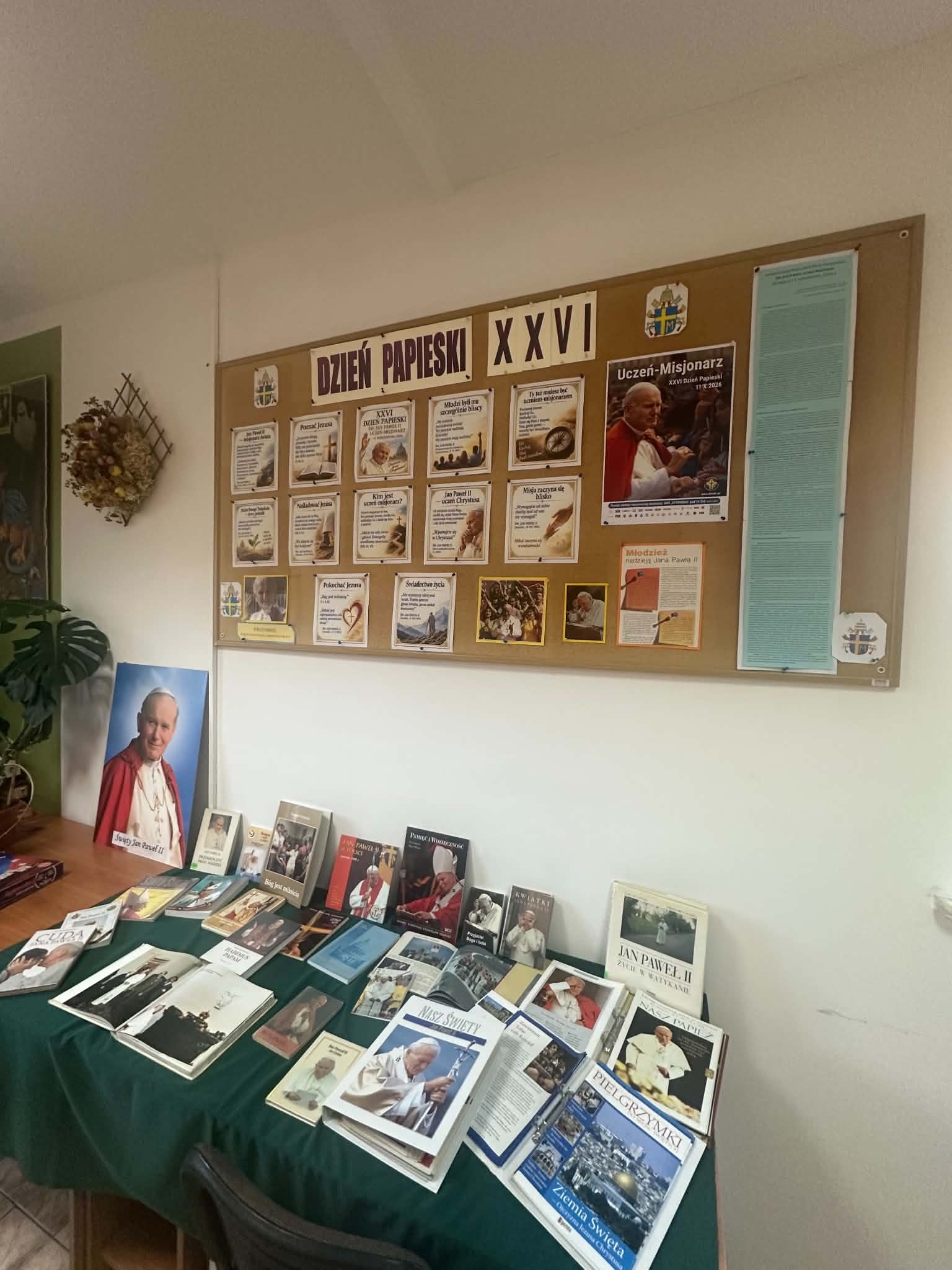 Gazetka XXVI Dnia Papieskiego oraz wystawa książek o Janie Pawle II w szkolnej bibliotece.
