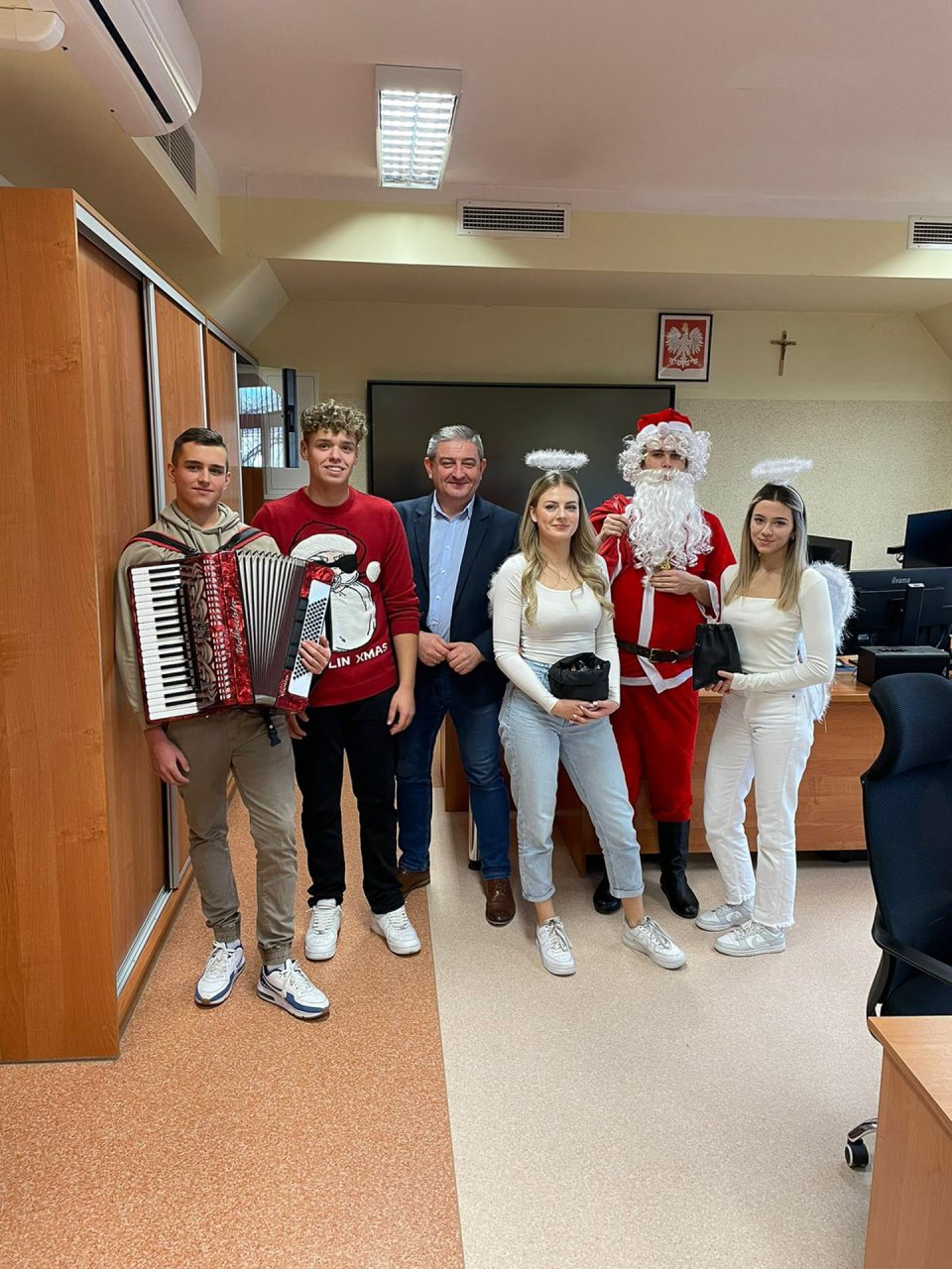Mikołaj z pomocnikami i akordeonistą podczas szkolnej wizyty.
