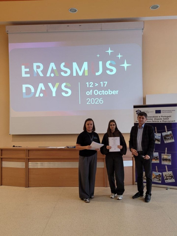 Wręczenie certyfikatu uczestnikowi lub uczestniczce zagranicznych praktyk zawodowych podczas Erasmus Days 2026 — ujęcie 13.
