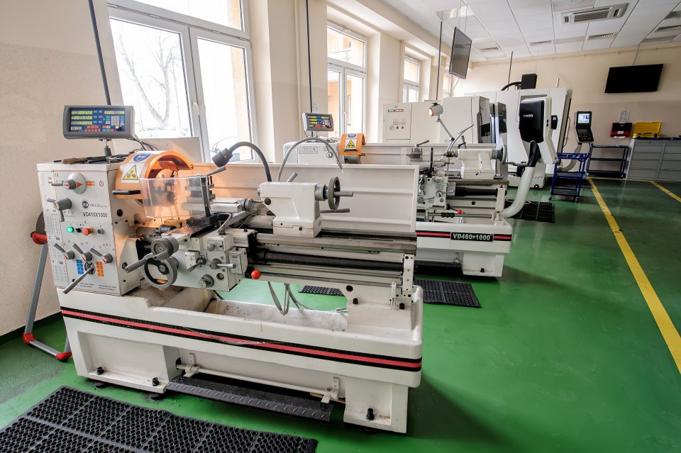 Warsztaty CNC — Obrabiarki i technologia w praktyce, ujęcie 4.