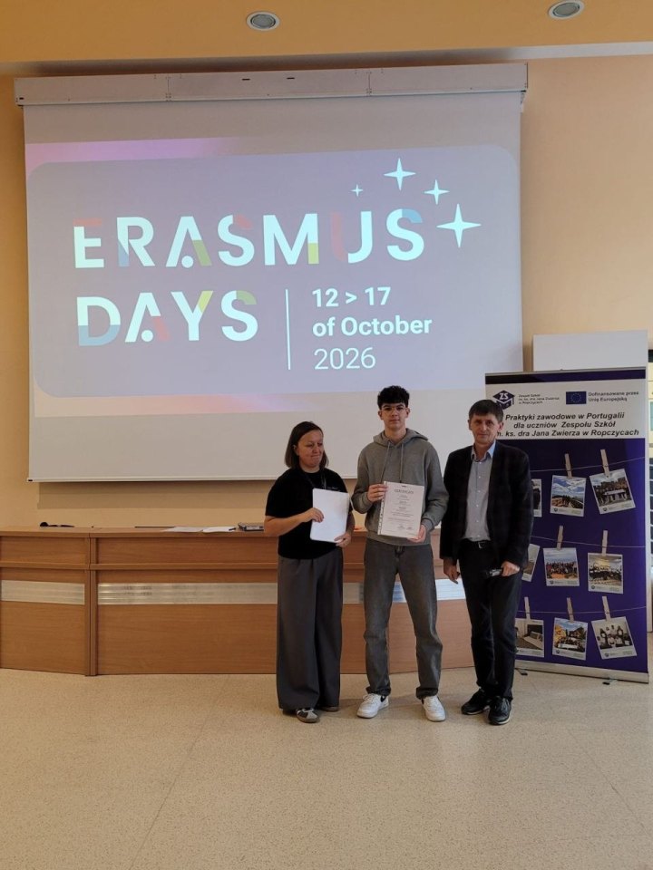 Wręczenie certyfikatu uczestnikowi lub uczestniczce zagranicznych praktyk zawodowych podczas Erasmus Days 2026 — ujęcie 5.