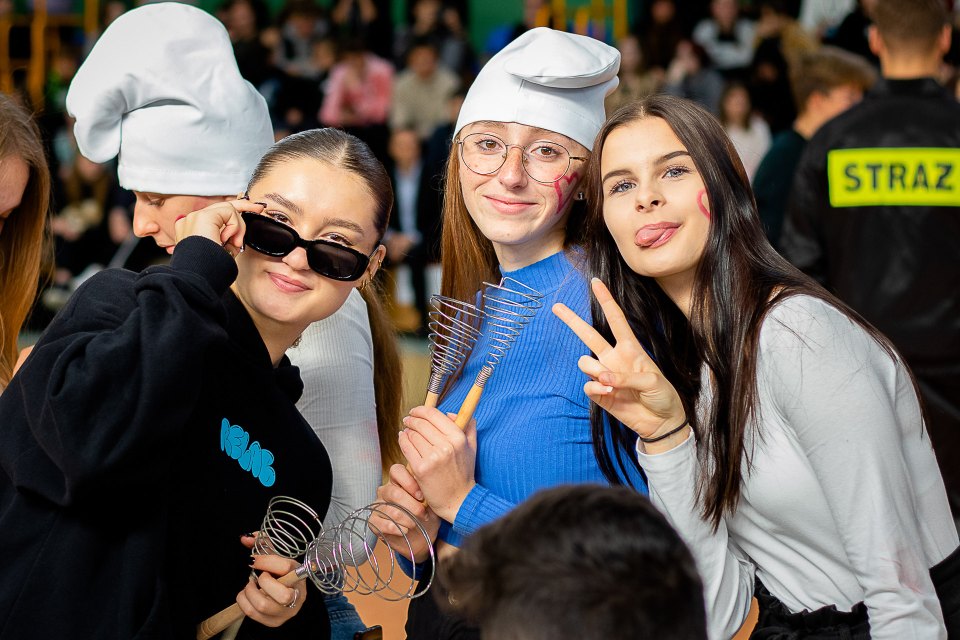 Uczestniczki szkolnej imprezy pozują do pamiątkowego zdjęcia.
