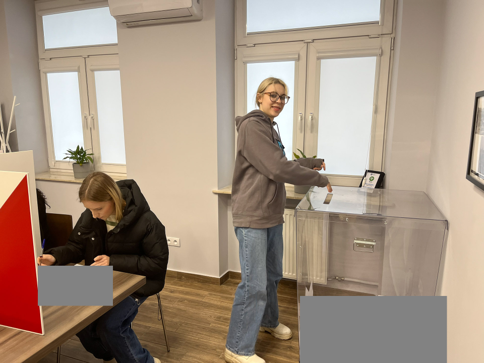 Oddawanie głosu podczas szkolnych wyborów do rady.