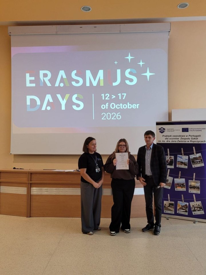 Wręczenie certyfikatu uczestnikowi lub uczestniczce zagranicznych praktyk zawodowych podczas Erasmus Days 2026 — ujęcie 1.