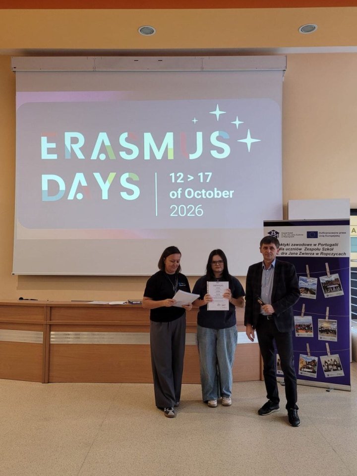Wręczenie certyfikatu uczestnikowi lub uczestniczce zagranicznych praktyk zawodowych podczas Erasmus Days 2026 — ujęcie 12.