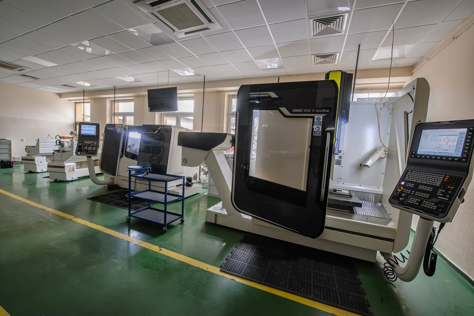 Warsztaty CNC — Obrabiarki i technologia w praktyce, ujęcie 1.