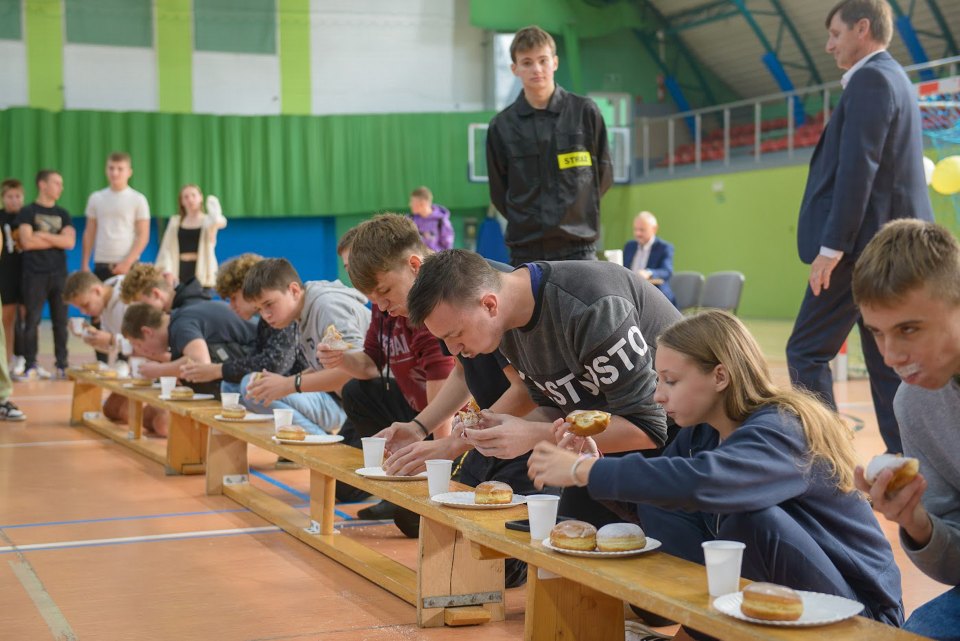 Konkurencja z pączkami podczas otrzęsin klas pierwszych.