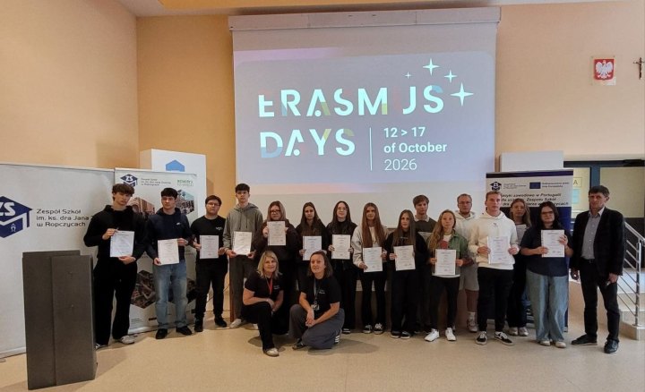 Uczestnicy zagranicznych praktyk zawodowych i przedstawiciele szkoły z certyfikatami podczas rozpoczęcia Erasmus Days 2026.