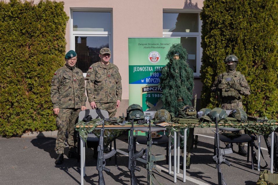 Stanowisko jednostki strzeleckiej z wyposażeniem rozłożonym na stołach.