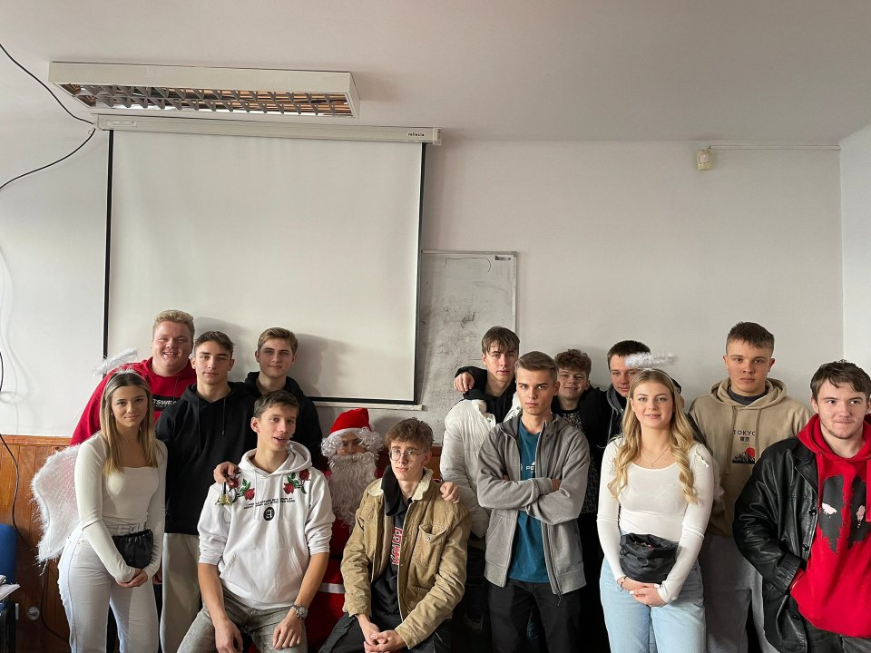 Grupowe zdjęcie uczniów z uczestnikami mikołajkowej akcji.