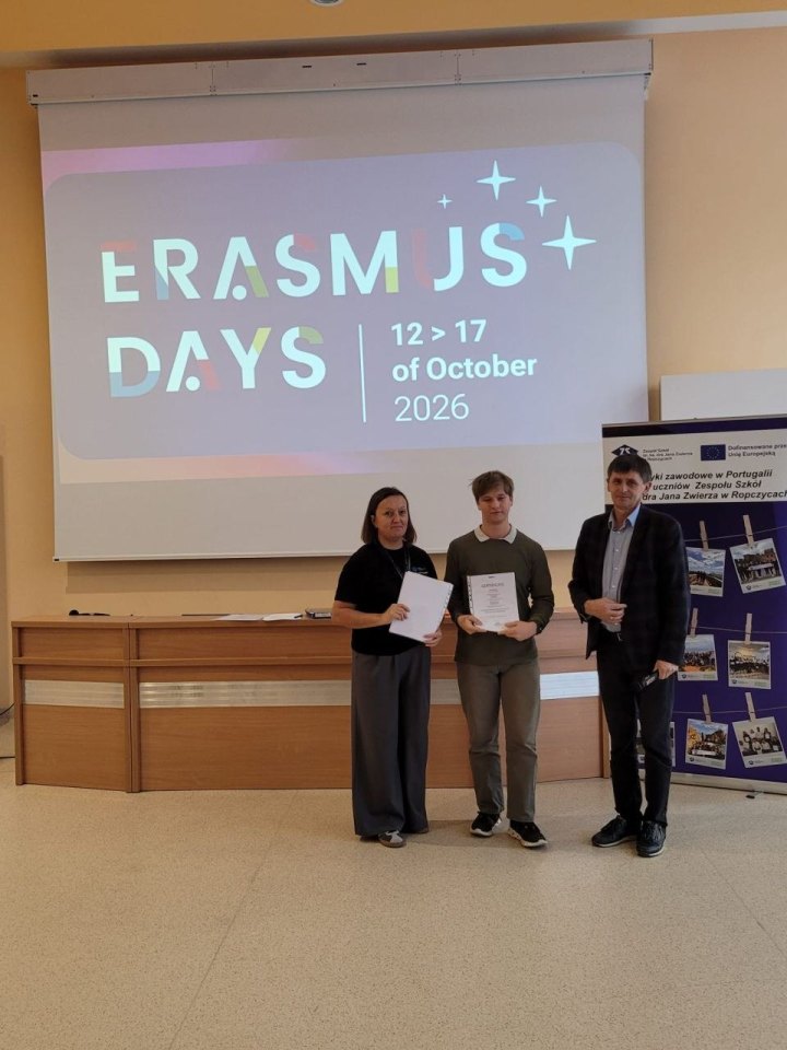Wręczenie certyfikatu uczestnikowi lub uczestniczce zagranicznych praktyk zawodowych podczas Erasmus Days 2026 — ujęcie 3.