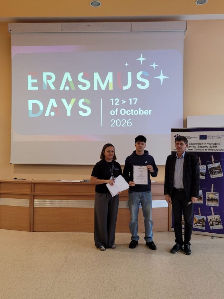 Wręczenie certyfikatu uczestnikowi lub uczestniczce zagranicznych praktyk zawodowych podczas Erasmus Days 2026 — ujęcie 14.