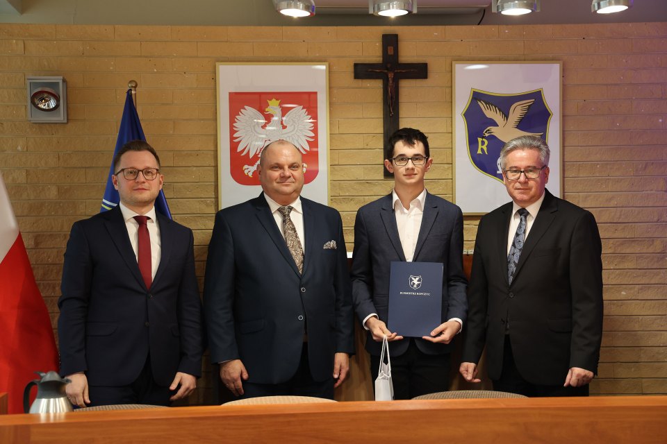 Pamiątkowe zdjęcie nowego radnego z przedstawicielami miasta.