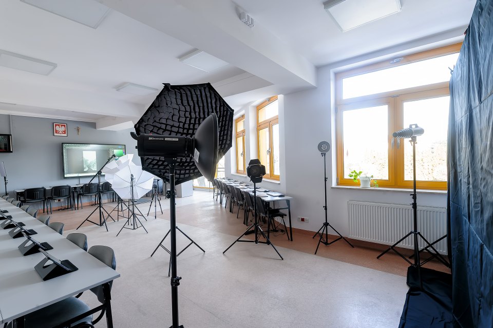 Pracownia fotograficzna z dużym softboksem przy oknach.