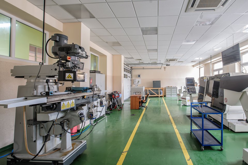 Warsztaty CNC — Obrabiarki i technologia w praktyce, ujęcie 6.