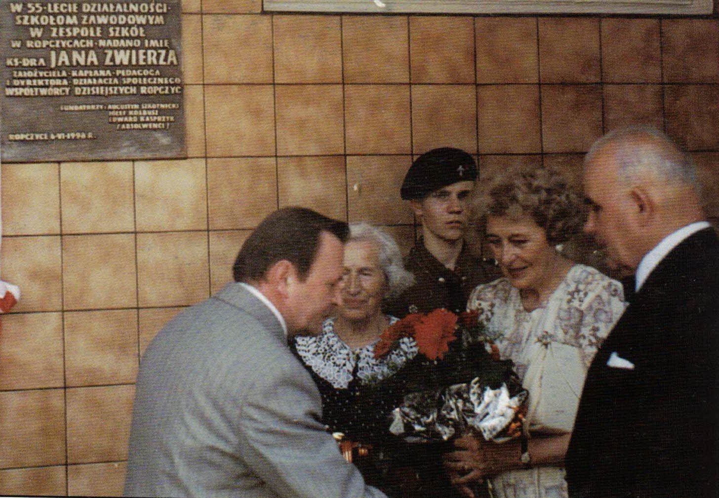 Uroczystość odsłonięcia tablicy upamiętniającej nadanie szkole imienia, 1998 rok.