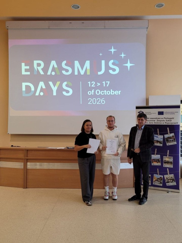 Wręczenie certyfikatu uczestnikowi lub uczestniczce zagranicznych praktyk zawodowych podczas Erasmus Days 2026 — ujęcie 8.