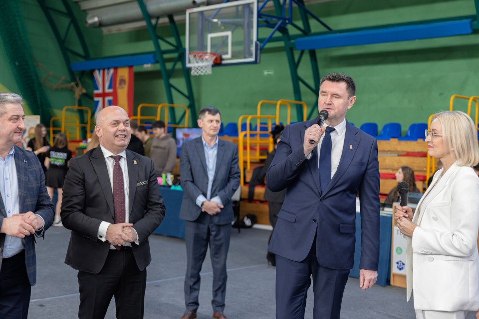 Przemówienie do uczestników dni otwartych w hali sportowej.