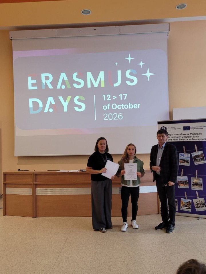 Wręczenie certyfikatu uczestnikowi lub uczestniczce zagranicznych praktyk zawodowych podczas Erasmus Days 2026 — ujęcie 4.