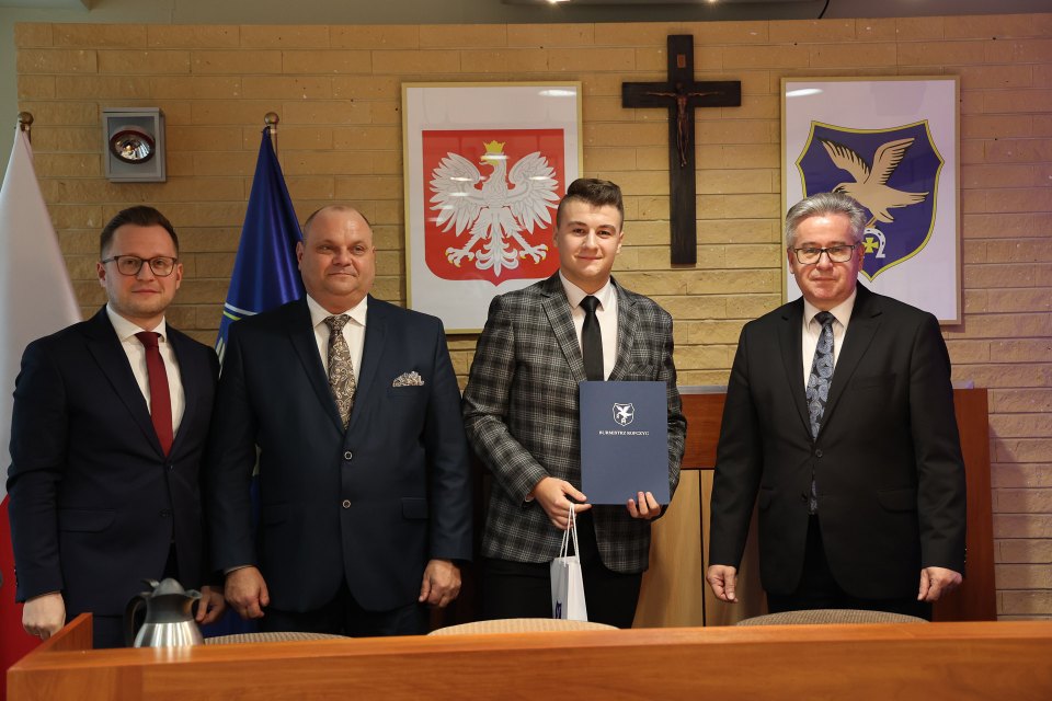 Pamiątkowa fotografia po wręczeniu zaświadczenia w sali rady.