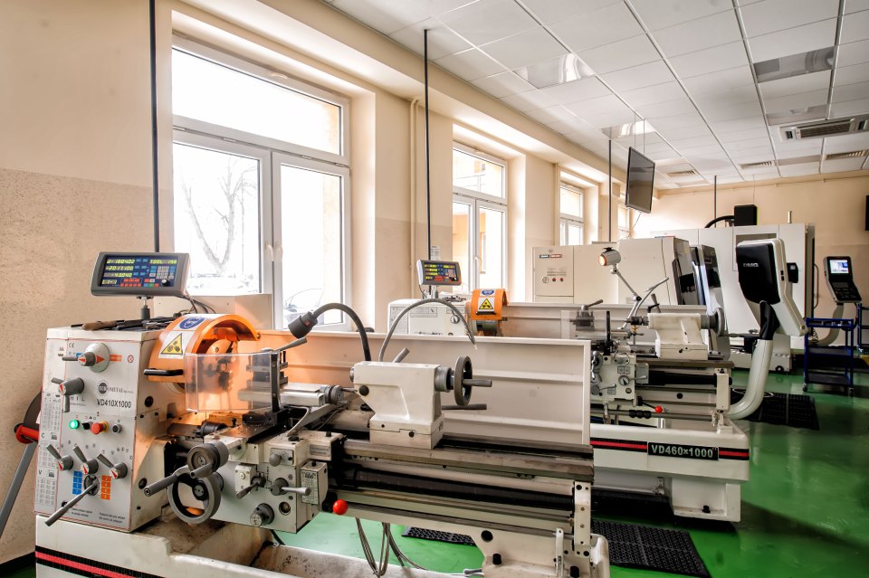 Warsztaty CNC — Obrabiarki i technologia w praktyce, ujęcie 3.