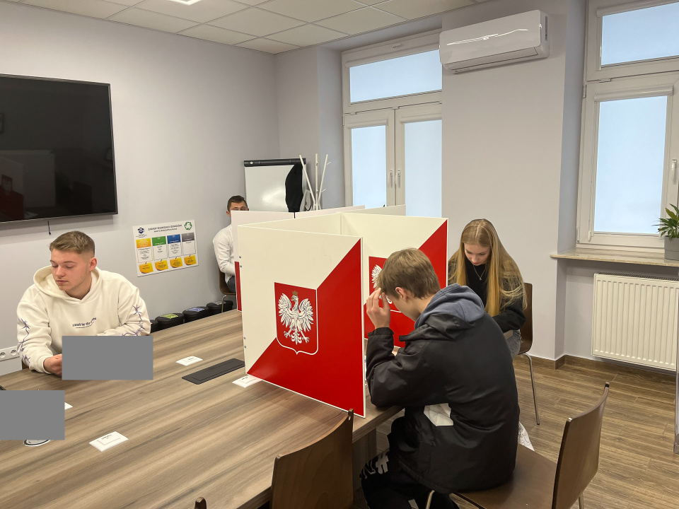 Szkolne stanowisko głosowania i komisja wyborcza.