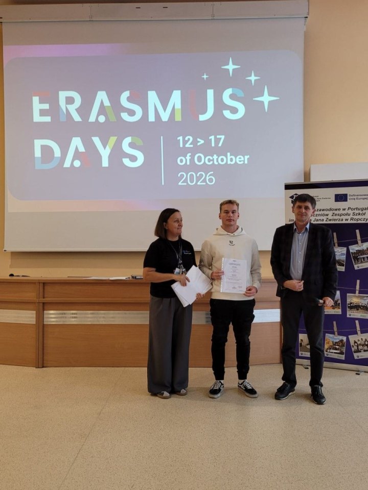 Wręczenie certyfikatu uczestnikowi lub uczestniczce zagranicznych praktyk zawodowych podczas Erasmus Days 2026 — ujęcie 15.