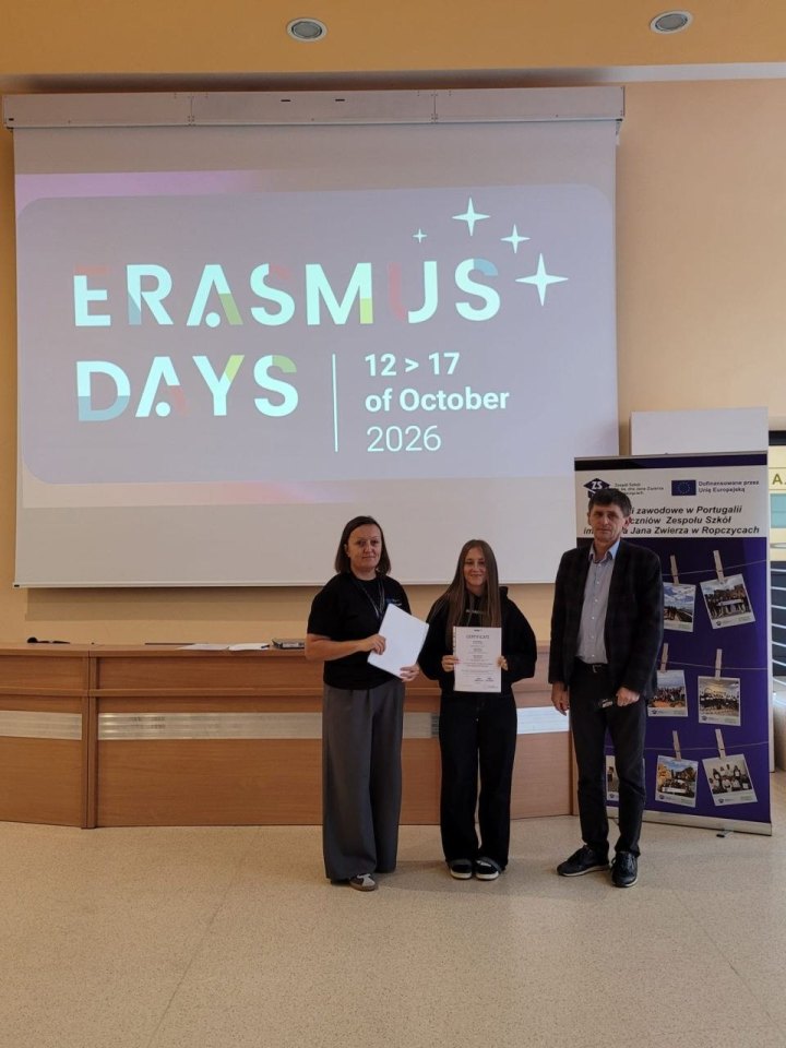 Wręczenie certyfikatu uczestnikowi lub uczestniczce zagranicznych praktyk zawodowych podczas Erasmus Days 2026 — ujęcie 7.