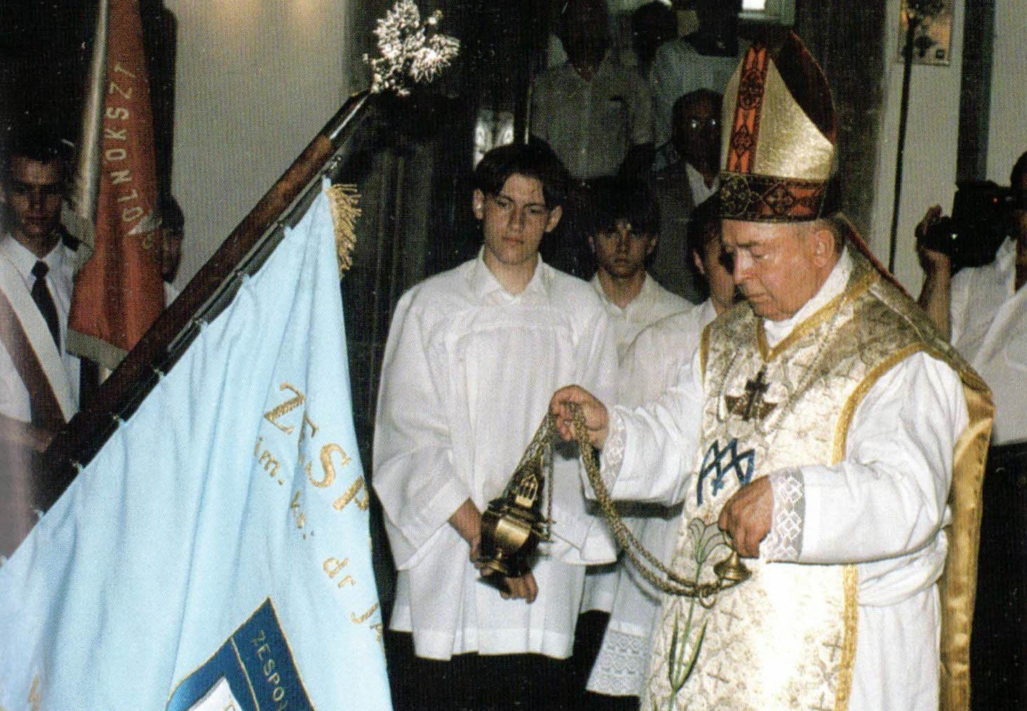 Poświęcenie sztandaru szkoły podczas uroczystości w 1998 roku.