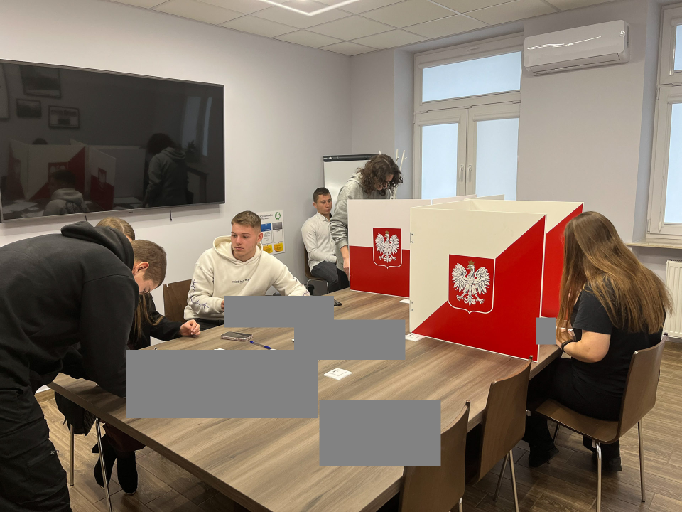 Uczniowie przy stanowiskach szkolnego głosowania.
