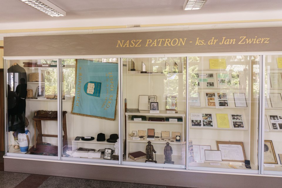 Pamięć o patronie — Szkolna ekspozycja poświęcona ks. Janowi Zwierzowi, ujęcie 2.