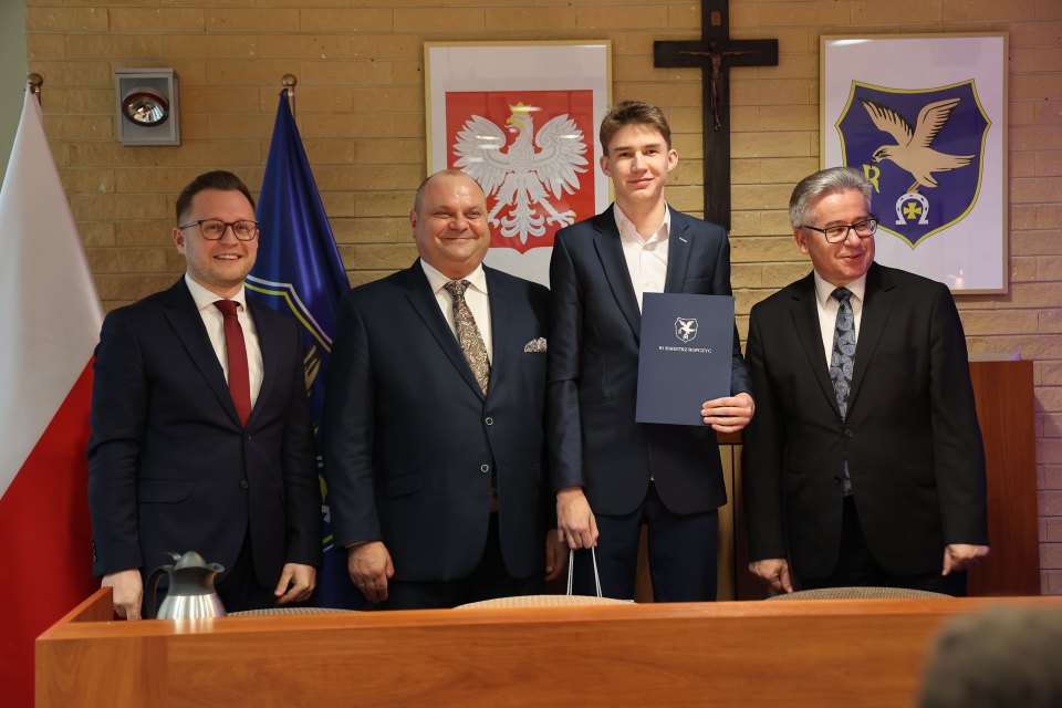 Wspólne zdjęcie po uroczystym wręczeniu zaświadczenia radnego.