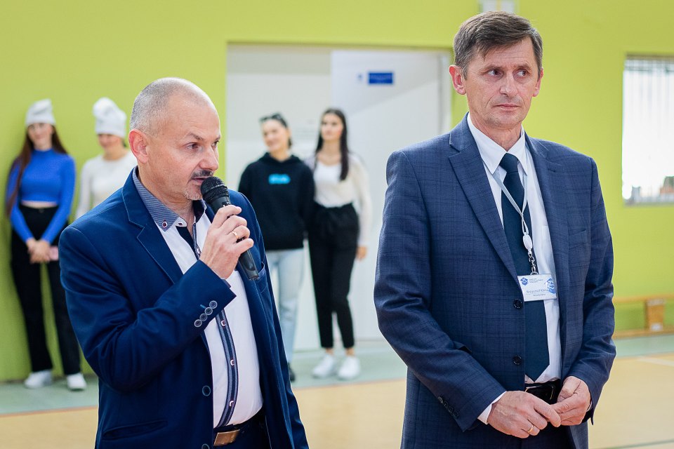 Powitanie uczestników otrzęsin przez prowadzących spotkanie.