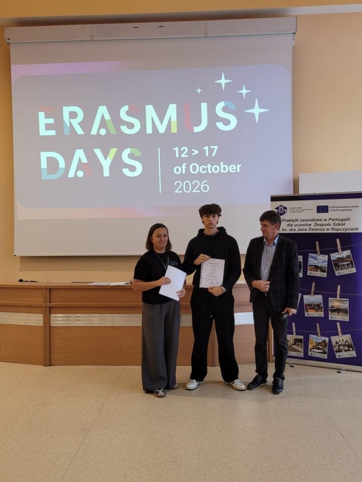 Wręczenie certyfikatu uczestnikowi lub uczestniczce zagranicznych praktyk zawodowych podczas Erasmus Days 2026 — ujęcie 2.