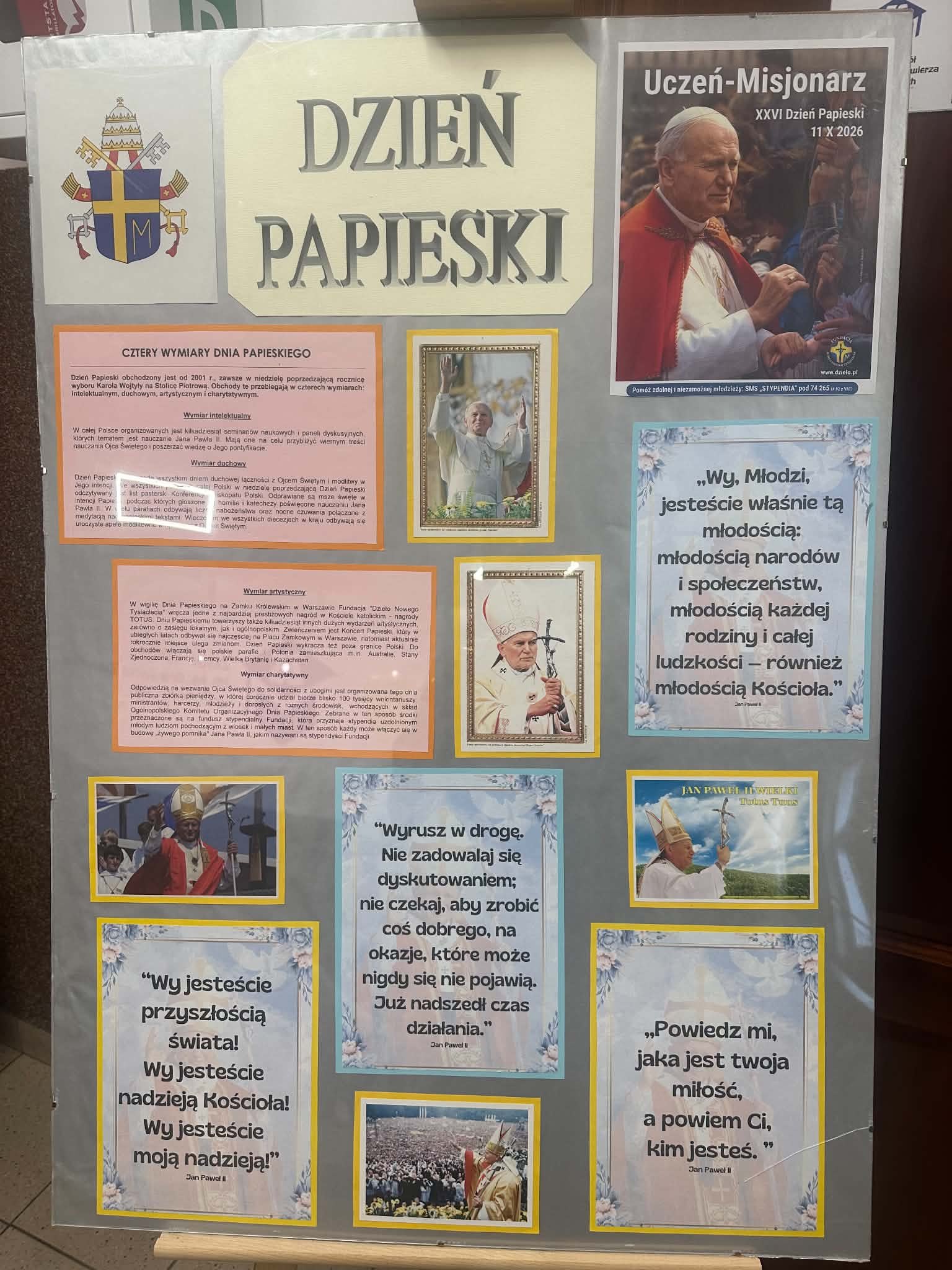 Antyrama o Dniu Papieskim z fotografiami Jana Pawła II i informacjami o jego nauczaniu.