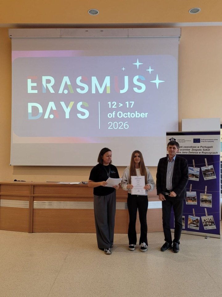 Wręczenie certyfikatu uczestnikowi lub uczestniczce zagranicznych praktyk zawodowych podczas Erasmus Days 2026 — ujęcie 11.