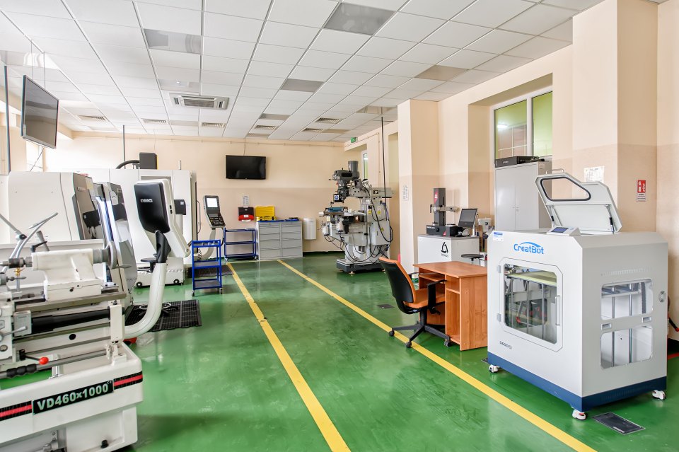 Warsztaty CNC — Obrabiarki i technologia w praktyce, ujęcie 5.