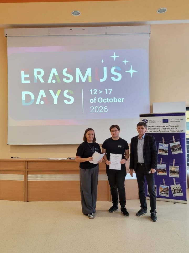 Wręczenie certyfikatu uczestnikowi lub uczestniczce zagranicznych praktyk zawodowych podczas Erasmus Days 2026 — ujęcie 10.
